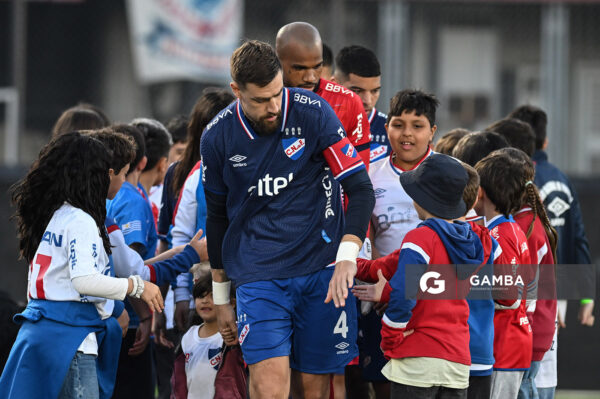 Sebastián Coates y Luis Mejía, de Nacional. Torneo Clausura. Estadio Centenario.