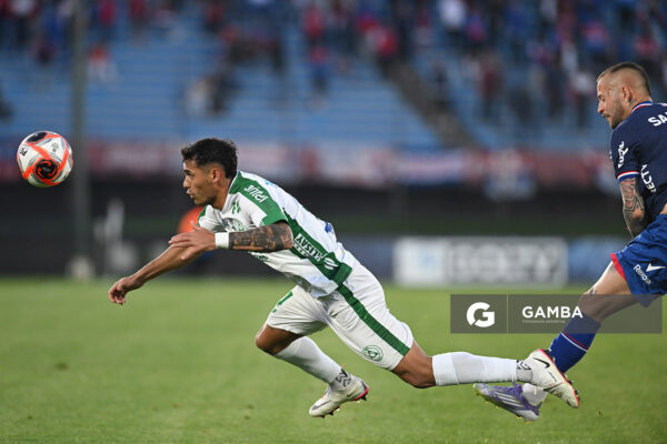 Hebert Vergara, de Plaza Colonia. Torneo Clausura. Estadio Centenario.