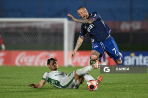 Haibrany Ruiz Díaz, de Plaza Colonia. Nicolás López, de Nacional. Torneo Clausura. Estadio Centenario.