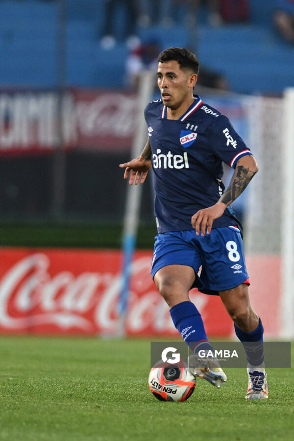 Christian Oliva, de Nacional. Torneo Clausura. Estadio Centenario.