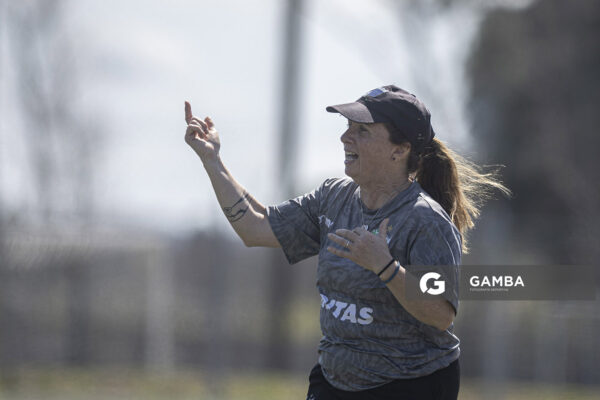 Graciela Rebollo, directora técnica de Liverpool. Campeonato Uruguayo de Fútbol Femenino. Ciudad Deportiva Los Céspedes.