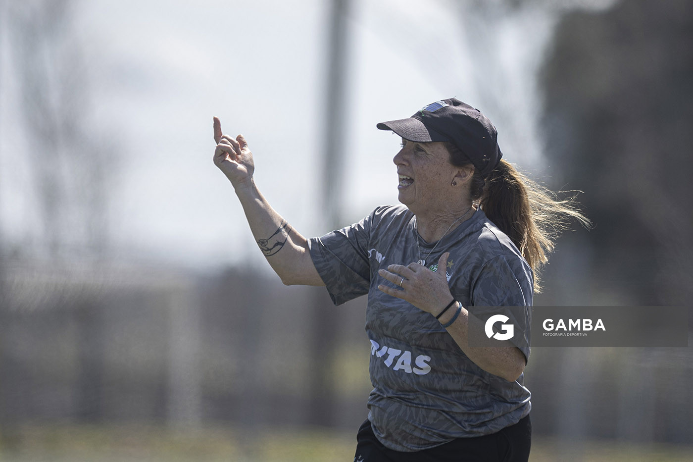 Graciela Rebollo, directora técnica de Liverpool. Campeonato Uruguayo de Fútbol Femenino. Ciudad Deportiva Los Céspedes.