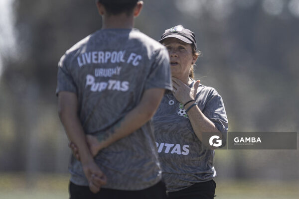 Graciela Rebollo, directora técnica de Liverpool. Campeonato Uruguayo de Fútbol Femenino. Ciudad Deportiva Los Céspedes.