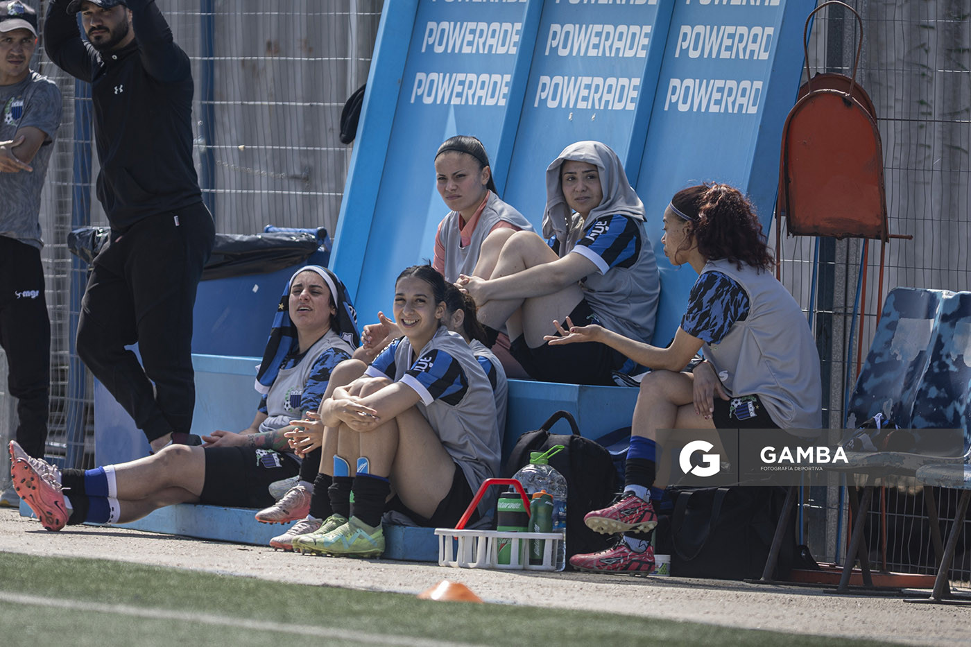 Banco de suplentes de Liverpool. Campeonato Uruguayo de Fútbol Femenino. Ciudad Deportiva Los Céspedes.