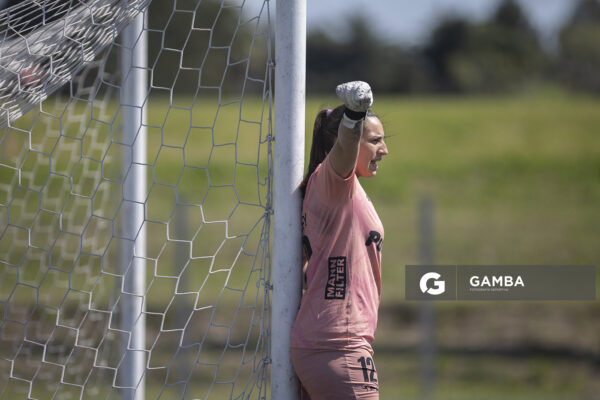 Florencia Porley, golera, de Liverpool. Campeonato Uruguayo de Fútbol Femenino. Ciudad Deportiva Los Céspedes.