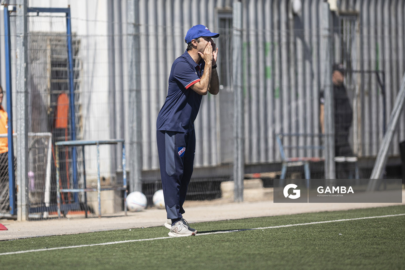 Marcel Rauss, director técnico de Nacional. Campeonato Uruguayo de Fútbol Femenino. Ciudad Deportiva Los Céspedes.