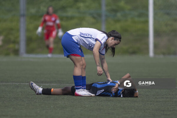 Alison Latua, de Nacional. Ilana Guedes, de Liverpool. Campeonato Uruguayo de Fútbol Femenino. Ciudad Deportiva Los Céspedes.
