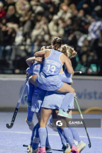 Jugadoras de Uruguay tras el gol convertido por Manuela Vilar del Valle. Copa Panamericana de Hockey. Cancha Celeste.