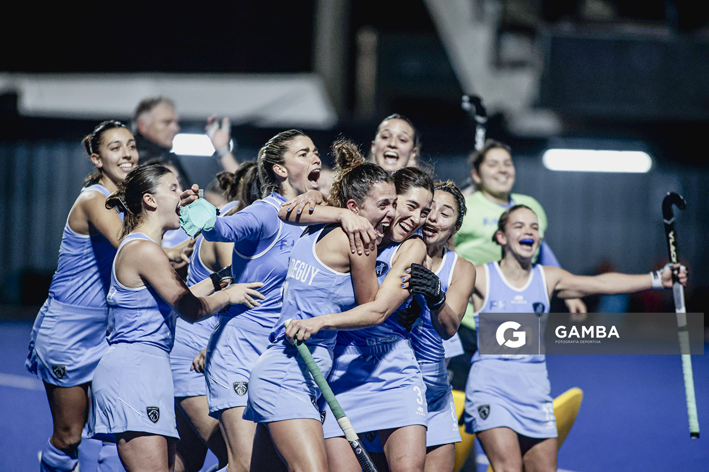 Jugadoras de Uruguay al término del partido. Copa Panamericana de Hockey. Cancha Celeste.