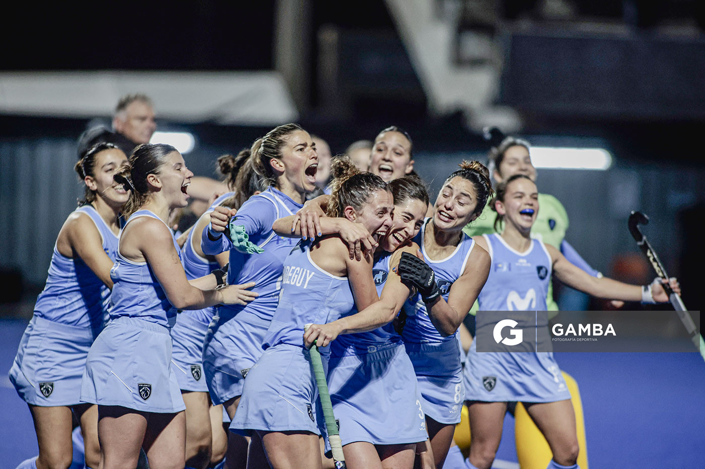 Jugadoras de Uruguay al término del partido. Copa Panamericana de Hockey. Cancha Celeste.