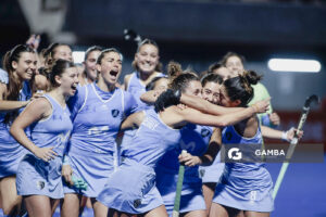Jugadoras de Uruguay al término del partido. Copa Panamericana de Hockey. Cancha Celeste.