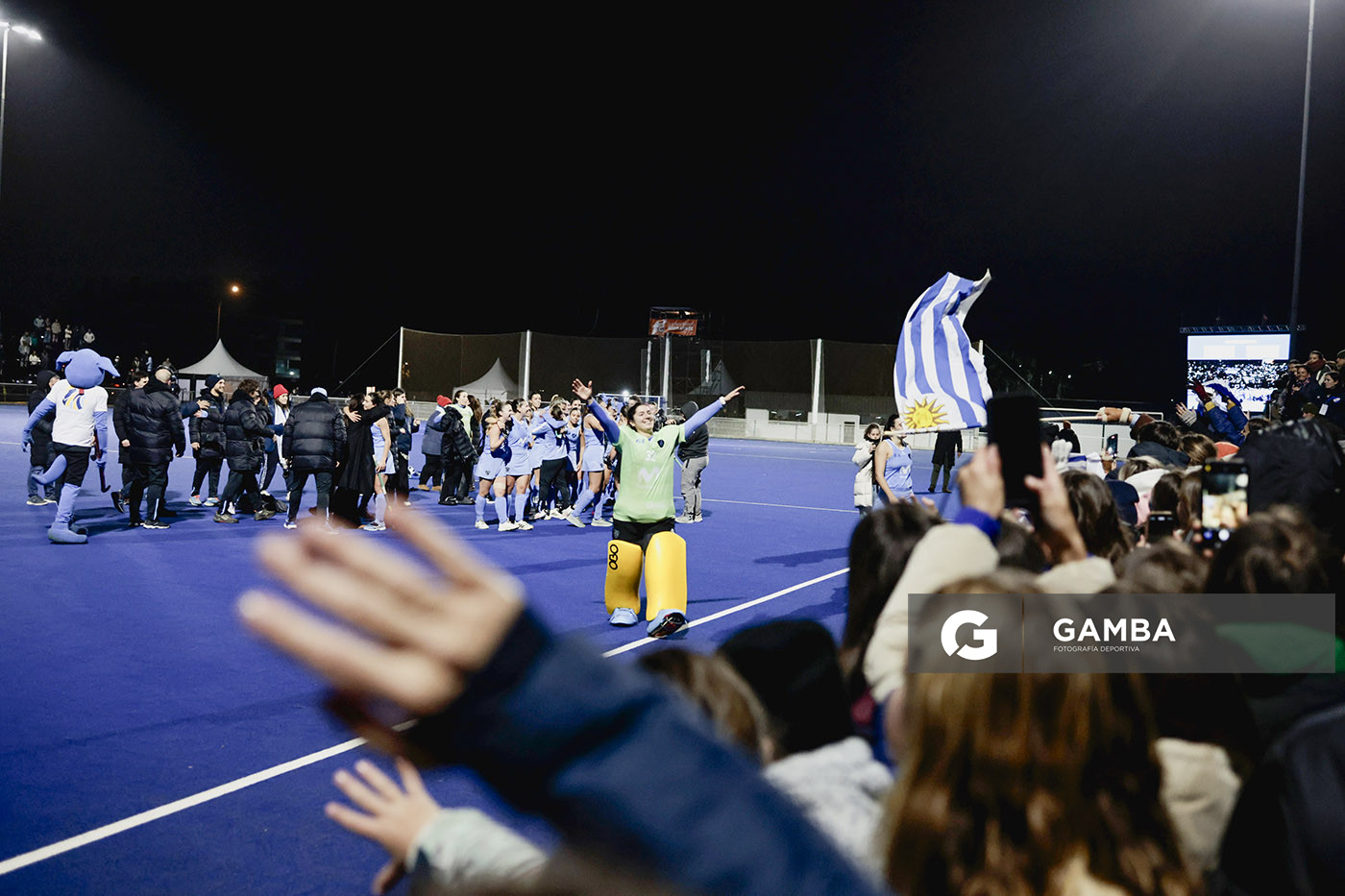 Jugadoras de Uruguay al término del partido. Copa Panamericana de Hockey. Cancha Celeste.