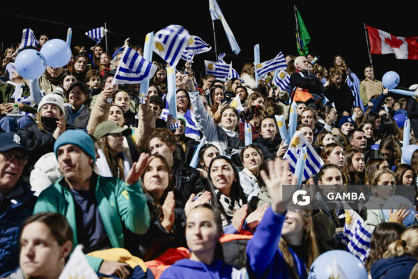 Hinchas de Uruguay. Copa Panamericana de Hockey. Cancha Celeste.
