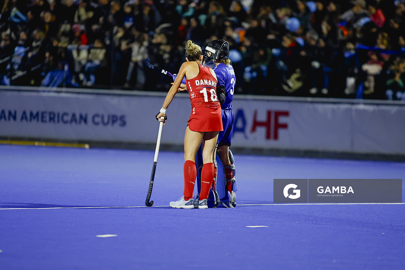 Claire Danahy y Kelsey Bing, de Estados Unidos. Copa Panamericana de Hockey. Cancha Celeste.