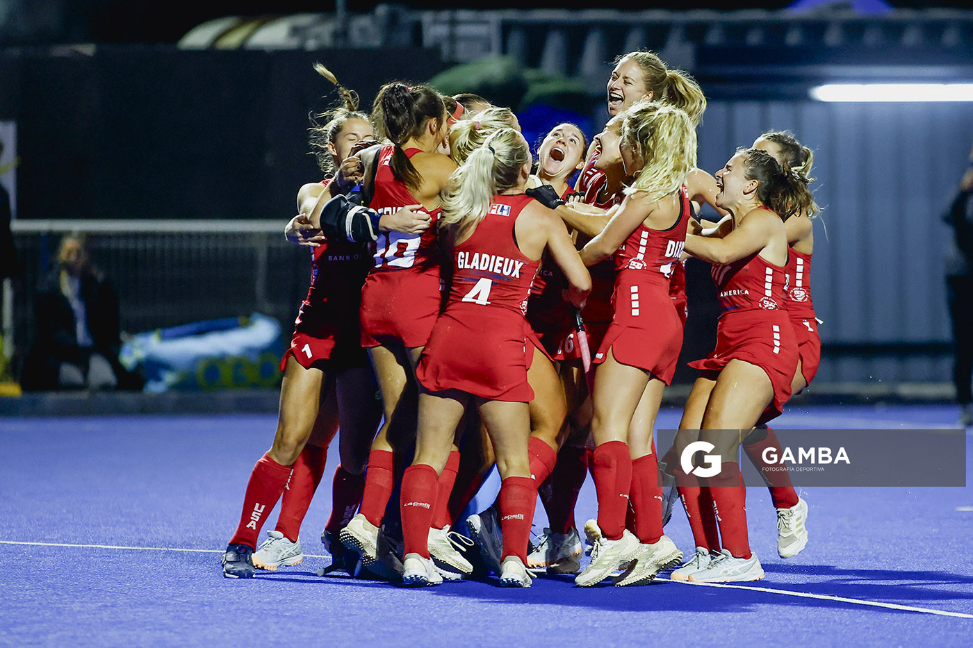 Jugadoras de Estados Unidos al término del partido. Copa Panamericana de Hockey. Cancha Celeste.
