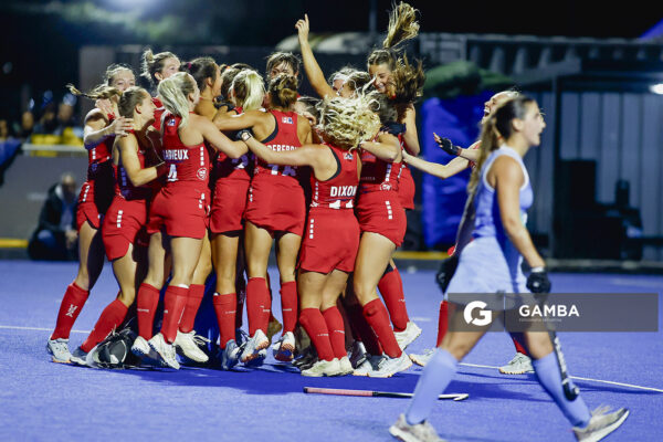 Jugadoras de Estados Unidos al término del partido. Copa Panamericana de Hockey. Cancha Celeste.