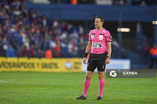 Esteban Ostojich, árbitro central. Torneo Clausura. Estadio Gran Parque Central.