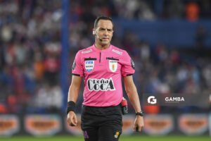 Esteban Ostojich, árbitro central. Torneo Clausura. Estadio Gran Parque Central.