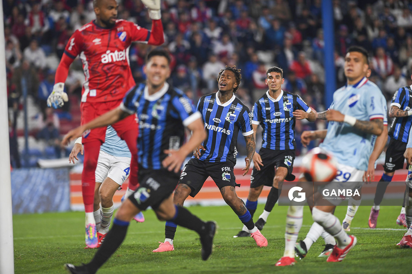 Abel Hernández, de Liverpool. Torneo Clausura. Estadio Gran Parque Central.