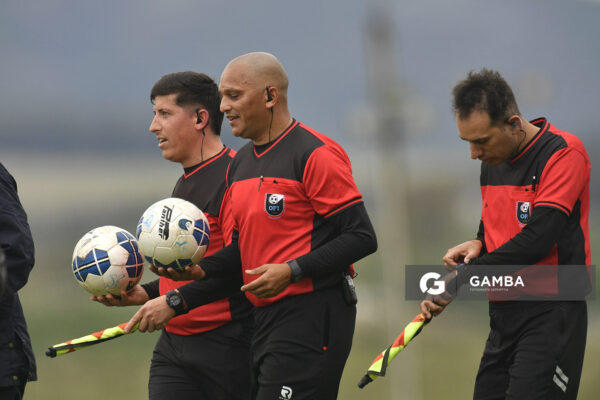 Rúben Abreu, árbitro central. Campeonato Minuano. Complejo Deportivo de Sportivo Minas.