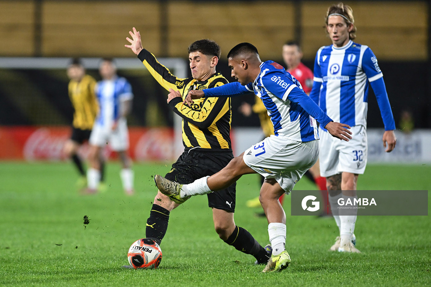 Ignacio Sosa, de Peñarol. Torneo Clausura. Estadio Campeón del Siglo.