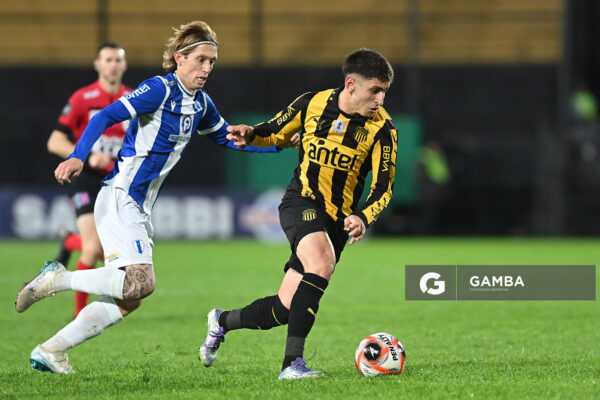 Ignacio Sosa, de Peñarol. Torneo Clausura. Estadio Campeón del Siglo.