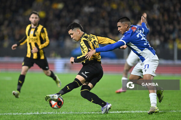 Leonardo Fernández, de Peñarol. Torneo Clausura. Estadio Campeón del Siglo.