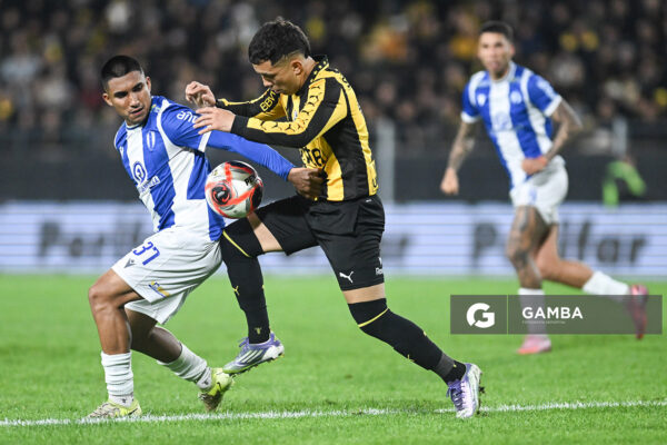 Leonardo Fernández, de Peñarol. Torneo Clausura. Estadio Campeón del Siglo.