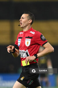Andrés Matonte, árbitro central. Torneo Clausura. Estadio Campeón del Siglo.