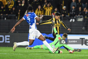 Matías Arezo, de Peñarol. Torneo Clausura. Estadio Campeón del Siglo.