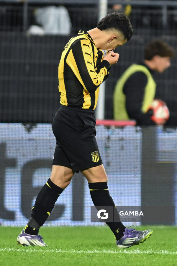 Leonardo Fernández, de Peñarol. Torneo Clausura. Estadio Campeón del Siglo.