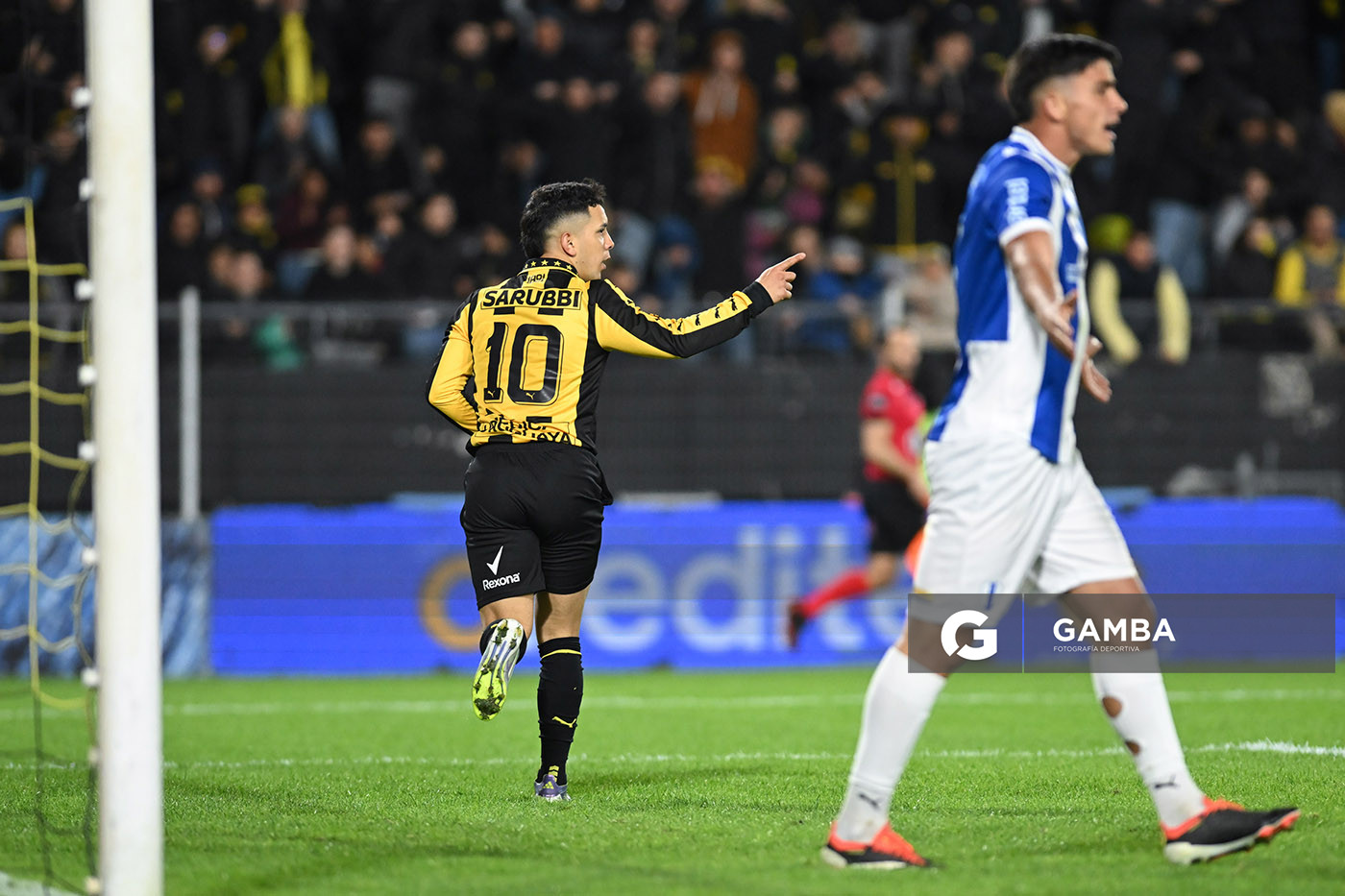 Leonardo Fernández, de Peñarol. Torneo Clausura. Estadio Campeón del Siglo.