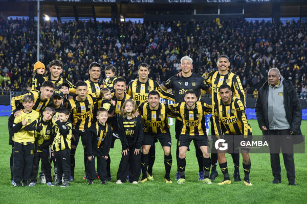Titulares de Peñarol. Torneo Clausura. Estadio Campeón del Siglo.