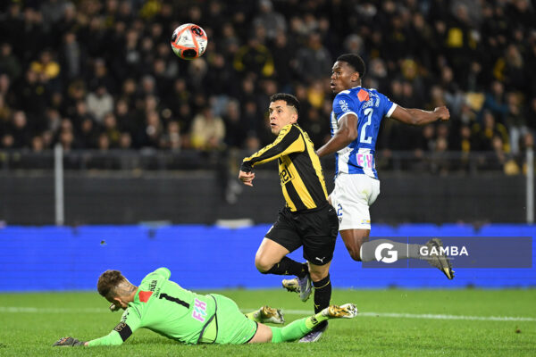 Leonardo Fernández, de Peñarol. Torneo Clausura. Estadio Campeón del Siglo.