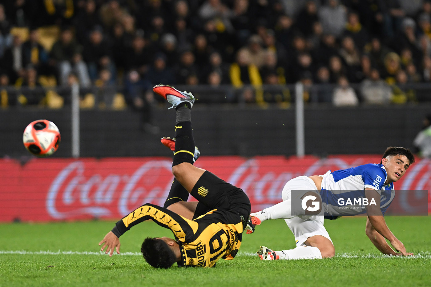 Matías Arezo, de Peñarol. David Morosini, de Juventud. Torneo Clausura. Estadio Campeón del Siglo.