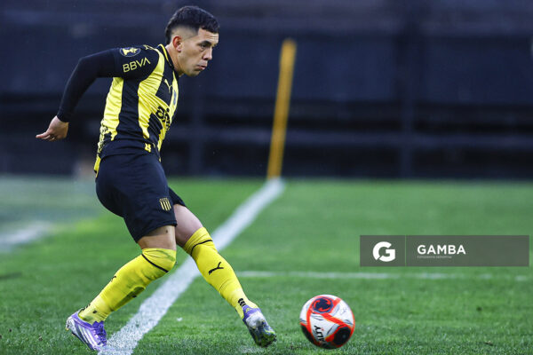 Leonardo Fernández, de Peñarol, Torneo Clausura. Estadio Campeón del Siglo.