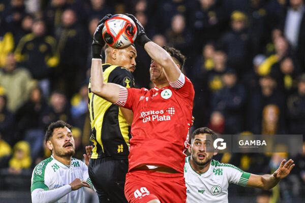 Guillermo Reyes, golero de Plaza Colonia, Torneo Clausura. Estadio Campeón del Siglo.