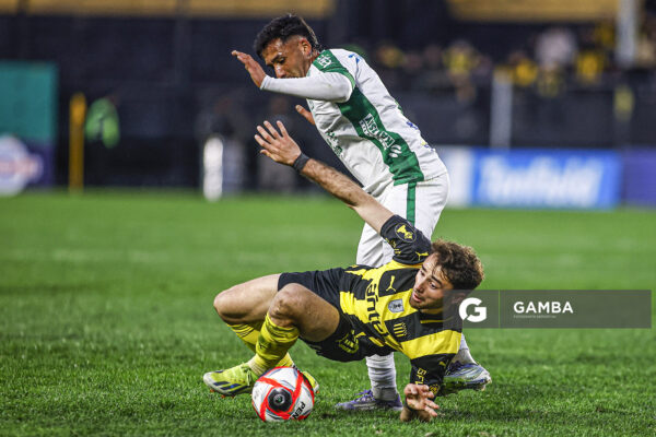 Pedro Milans, de Peñarol. Torneo Clausura. Estadio Campeón del Siglo.