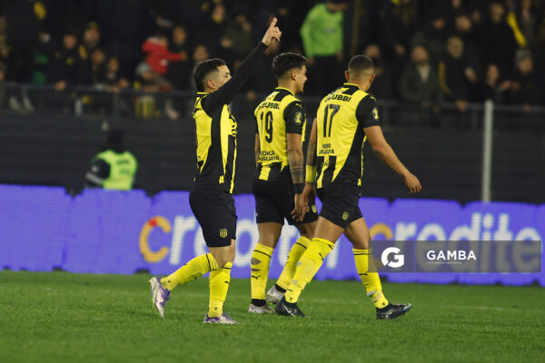 Leonardo Fernández, de Peñarol. Torneo Clausura. Estadio Campeón del Siglo.