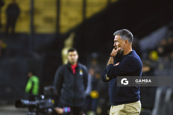 Sebastián Díaz, director técnico de Plaza Colonia. Torneo Clausura. Estadio Campeón del Siglo.