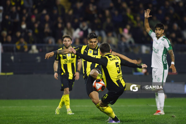 Matías Arezo e Ignacio Sosa, de Peñarol. Torneo Clausura. Estadio Campeón del Siglo.