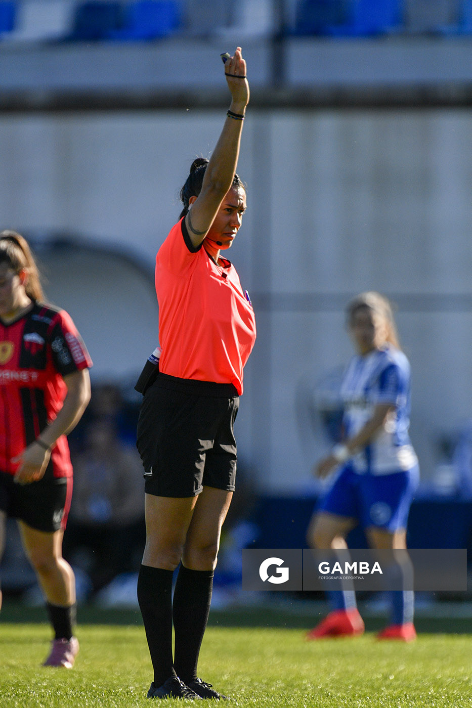 Luciana Pereira, árbitra central, 23ª Copa Nacional de Fútbol Femenino. Estadio Parque Artigas.