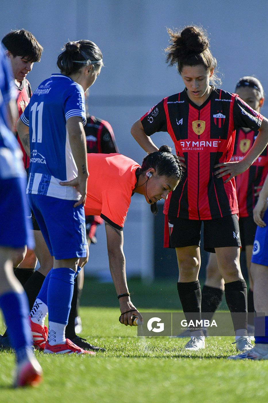 Luciana Pereira, árbitra central, 23ª Copa Nacional de Fútbol Femenino. Estadio Parque Artigas.