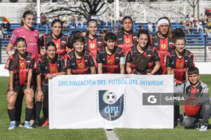 Titulares de Litoral. Sofía García, golera, de Litoral. Brisa Nicheglod, capitana. 23ª Copa Nacional de Fútbol Femenino. Estadio Parque Artigas.
