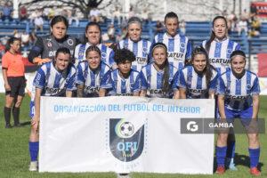Titulares de Arachanas. Débora de los Santos, golera. Zulma Daer, capitana. 23ª Copa Nacional de Fútbol Femenino. Estadio Parque Artigas.