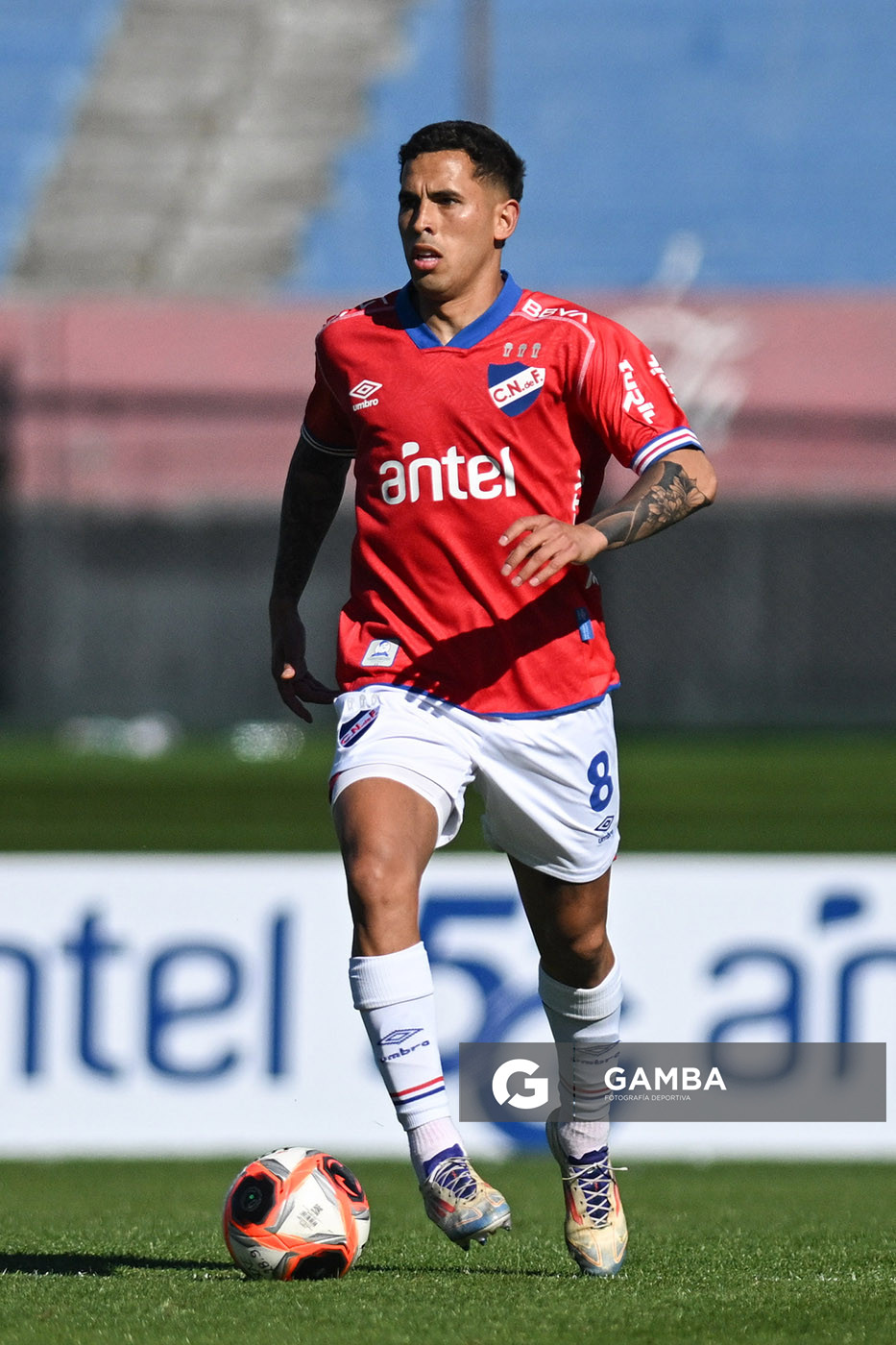 Christian Oliva, de Nacional, Torneo Clausura. Estadio Centenario.