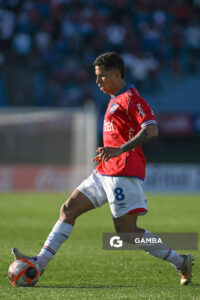 Christian Oliva, de Nacional, Torneo Clausura. Estadio Centenario.