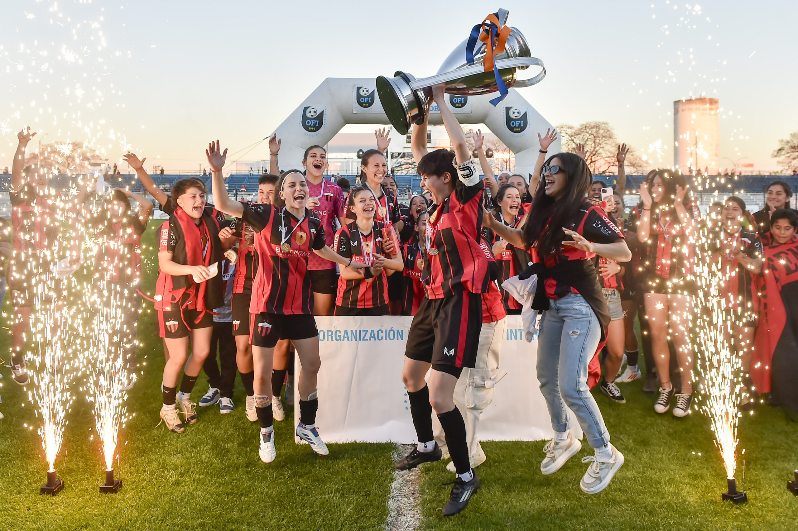 ©Fernando Morán-20250928FM-1446./ Litoral (Paysandú) Campeón de la 23ª Copa Nacional de Fútbol Femenino, el 28 de setiembre de 2025 en el Estadio Artigas en Paysandú. / Foto: Fernando Morán, Agencia Gamba.-