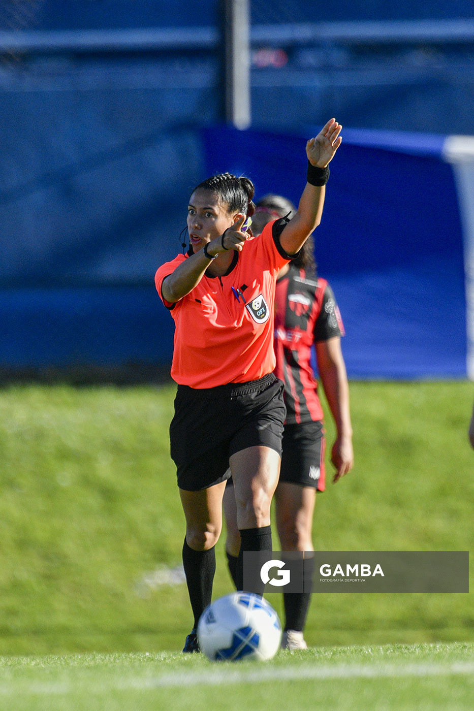 Luciana Pereira, árbitra central, 23ª Copa Nacional de Fútbol Femenino. Estadio Parque Artigas.
