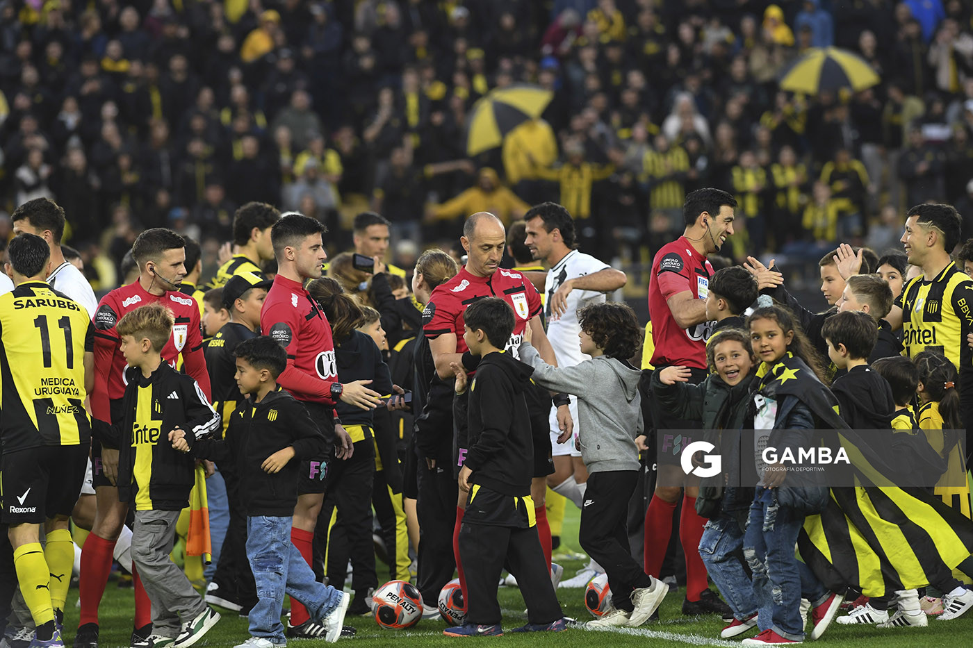 Javier Burgos, árbitro central, Torneo Clausura. Estadio Campeón del Siglo.
